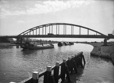 83872 Gezicht op de Oudenrijnsebrug over het Amsterdam-Rijnkanaal te Utrecht, met enkele rijnaken, uit het ...